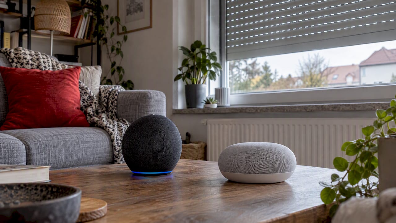 Echo és Nest hangszórók motoros redőny mellé