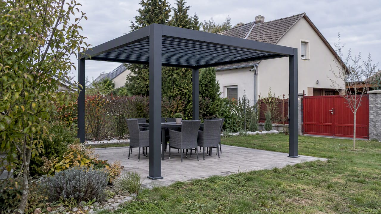 Családi ház kertjében lévő nyitott pergola